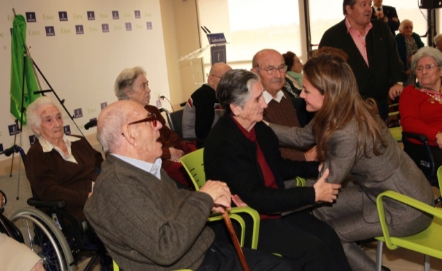 Doña Letizia saluda cariñosamente a una de las residentes de "El Greco"